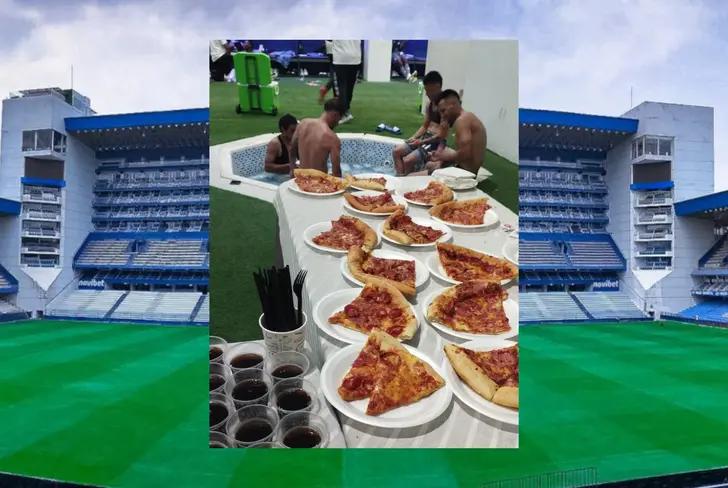 Jugadores de Emelec comiendo pizza y cola después del partido contra Delfín (Foto tomada de: X)